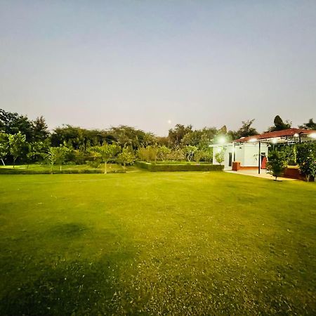 グルガウン Anantam Aravaliヴィラ エクステリア 写真