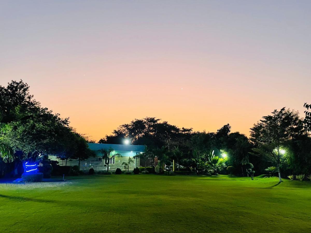 グルガウン Anantam Aravaliヴィラ エクステリア 写真