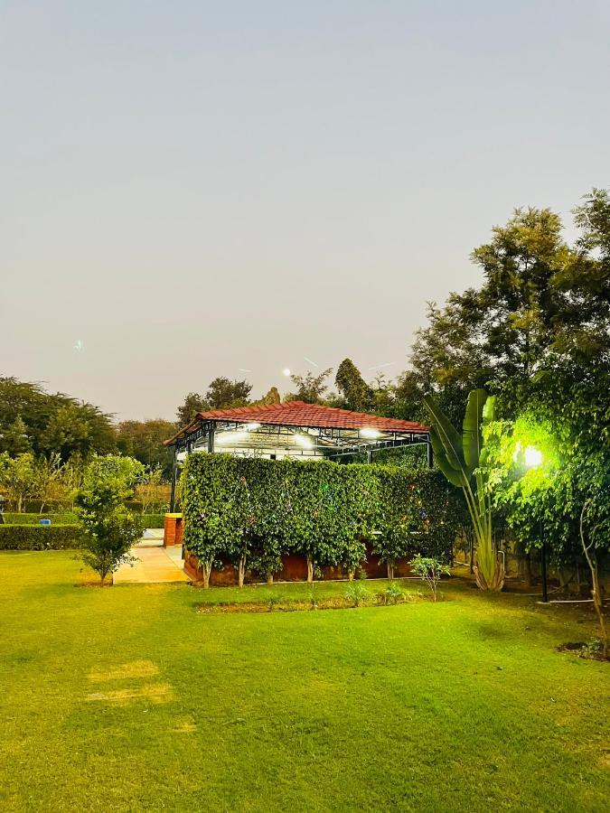 グルガウン Anantam Aravaliヴィラ エクステリア 写真
